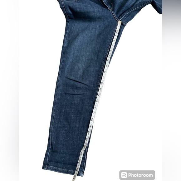 Womens Levi’s medium wash. Medium rise. Cropped. Size 6. Excellent condition. - Picture 9 of 9